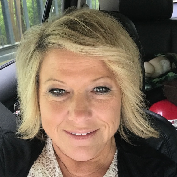 Meet your Posher, Stacy - Picture 2 of 3